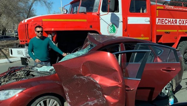 Пожарный автомобиль раздавил легковушку в Оренбурге