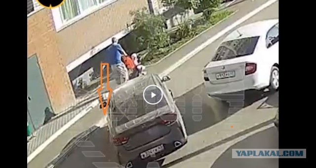 Агрессивный житель Кирова ударил ногой машину и обматерил её хозяйку, за то, что та остановилась посреди дороги во дворе