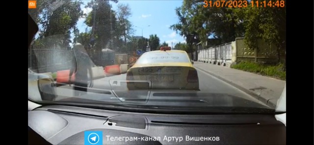 Яндекс-таксист напал на девушку-водителя