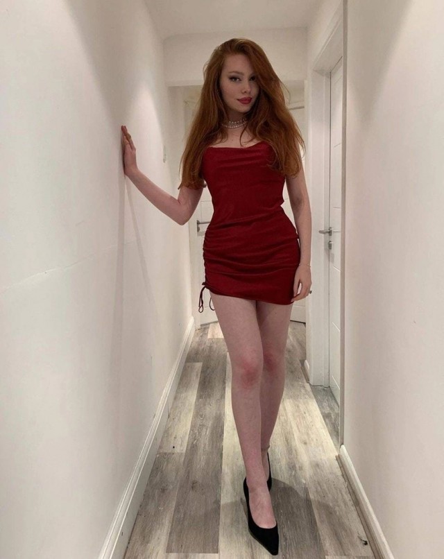 Фотокарточки девчонок.