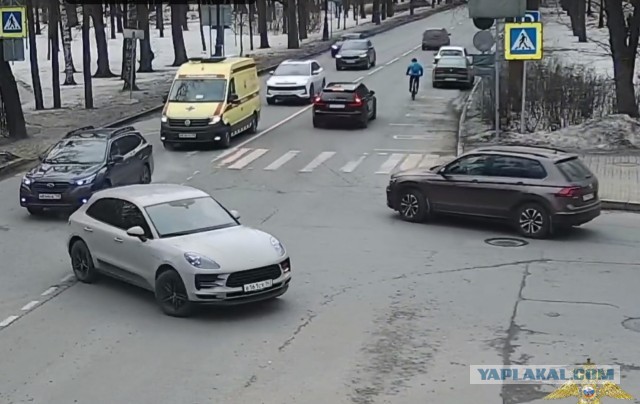 Велосипедист попал в реанимацию после того, как перед ним открылась дверь «Мерседеса»
