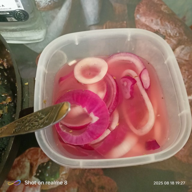 Маринованый лучок, без укропа( некогда в магазин)