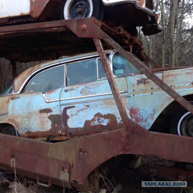 Автовоз с классическими Chevy найденный в лесу