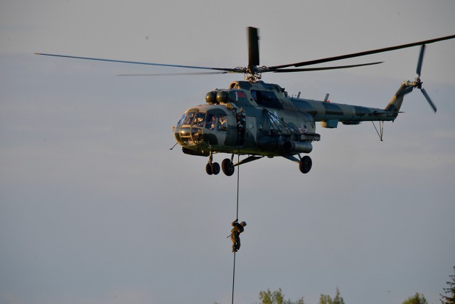 На трассу М4 садятся боевые самолеты