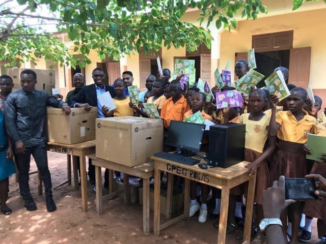Африканским школьникам, изучавшим Microsoft Word по рисункам на доске, прислали компьютеры