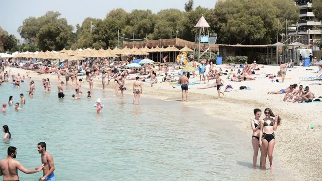 В Греции +40: власти открыли пляжи, и к морю сразу рванули тысячи человек