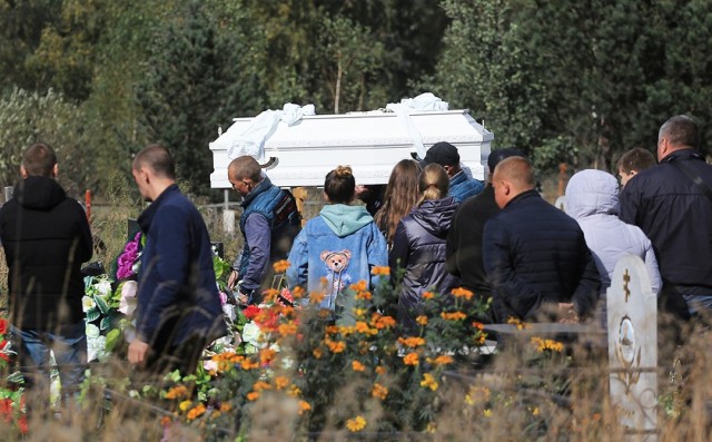 Сегодня в Кузбассе простились с двумя школьницами, которых нашли убитыми в заброшенном доме