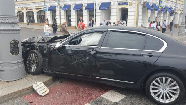 На Трубной площади в Москве мотоциклист на большой скорости влетел в BMW, после чего его отбросило в пешехода