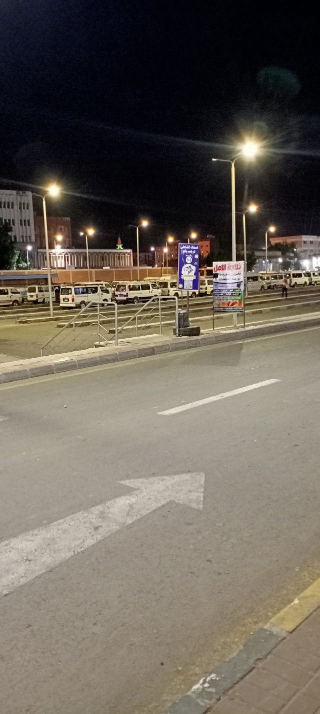 Лёгким движением зимы шестиполосная дорога...