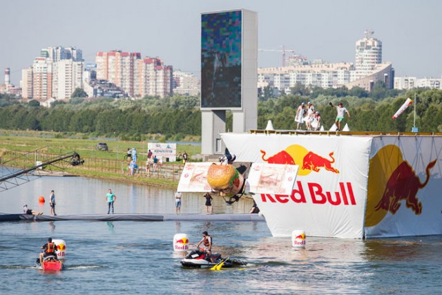 Red Bull Flugtag 2015: полет головы Михалкова