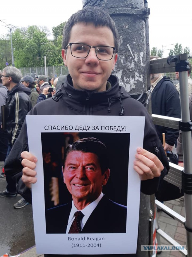 Небратья глумятся