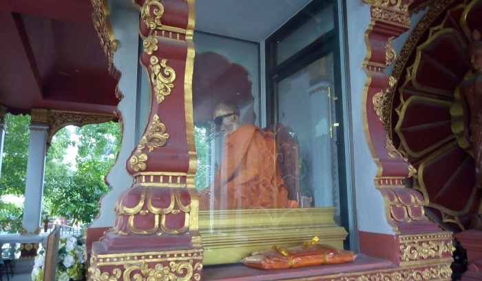 Занимательный рассказ как монахи пытаются стать Буддой во плоти