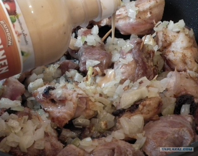 Мясо с черносливом в горчичном соусе