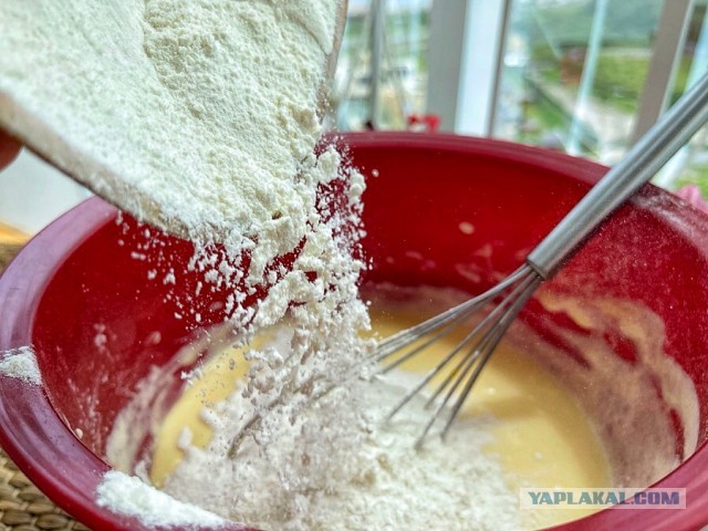 Быстро-вкусно: пирог на сметане с персиками