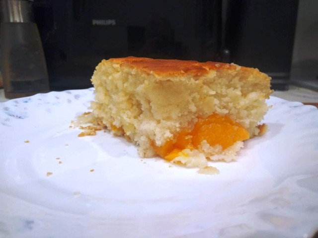 Быстро-вкусно: пирог на сметане с персиками