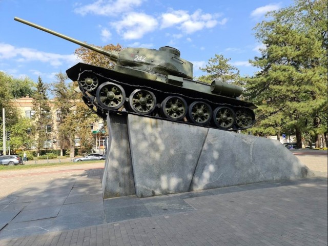 Советские монументы и уличные памятники