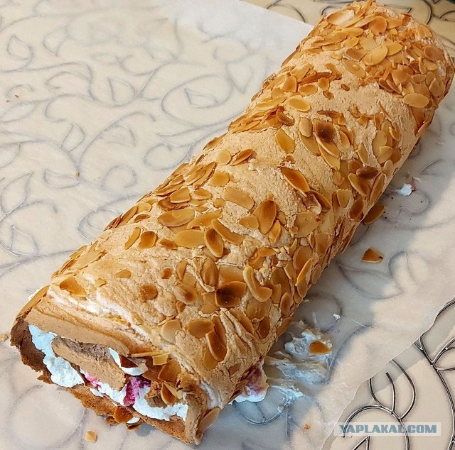 Рулет меренговый