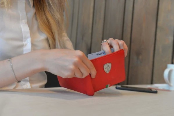 Екатеринбурженка подобрала на улице чужую банковскую карту. Теперь ей грозит срок до шести лет