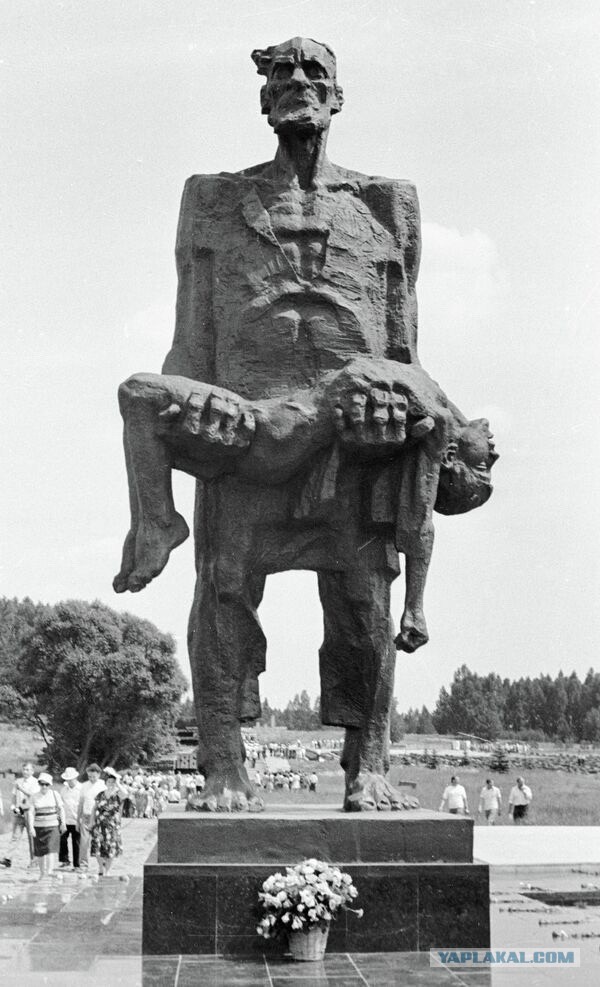22 марта 1943 года карательным отрядом была уничтожена Хатынь, деревня в Белоруссии