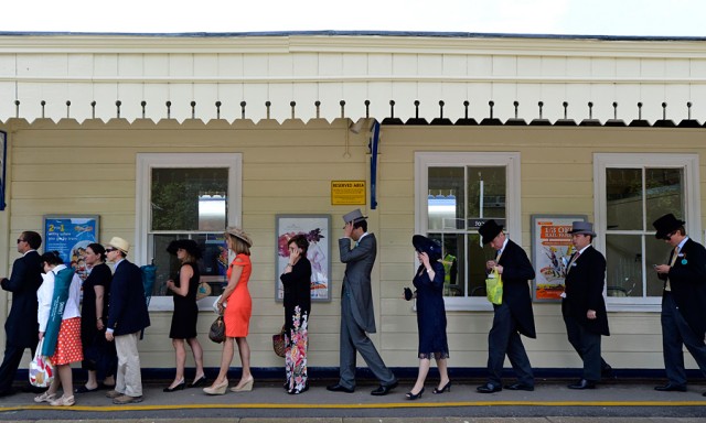 Королева на скачках.