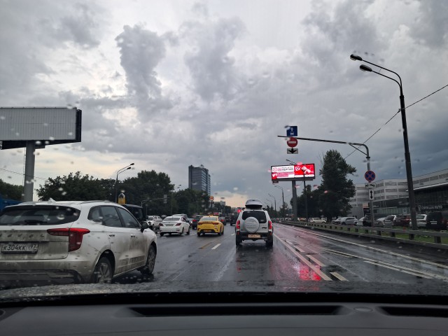 Сильный ливень, гром и молния обрушились на Подмосковье