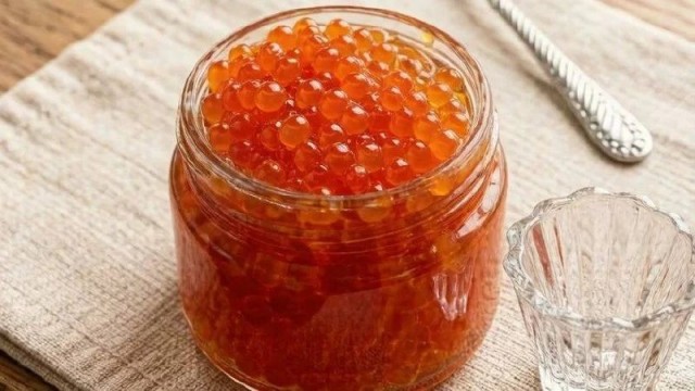 Красная икра подорожала до рекордных 23,5 тысячи рублей за килограмм