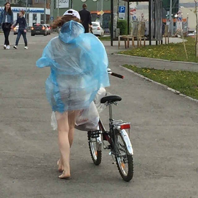 Обнажённая девушка в дождевике каталась на велосипеде в Перми
