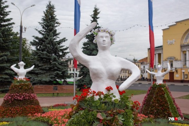 В центре Ярославля установили скульптуры танцующим девушкам, посвященные году театра в России