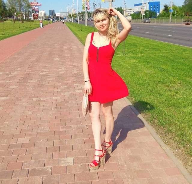 Девушки в коротеньких платьях