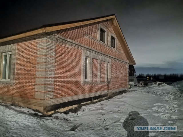 Коттеджи из 1990-х. Какими были и что стало с домами из красного кирпича