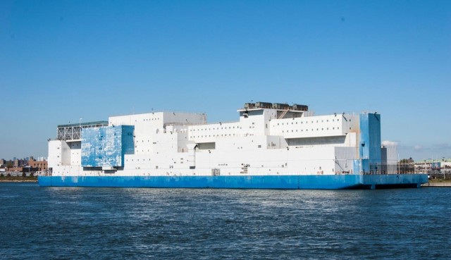 Атомный ледокол «Вайгач» проводит свой караван в море Лаптевых