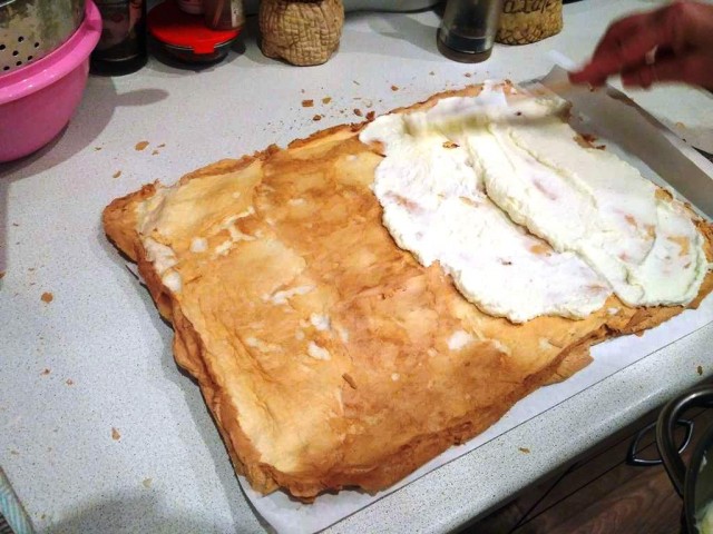 Рулет меренговый