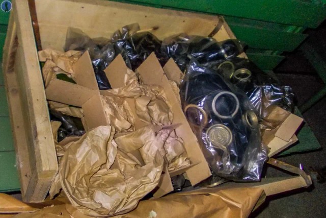 Внутри этого глубокого убежища сохранилось практически всё