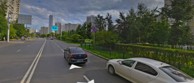 В Москве на Митинской улице водитель каршеринга устроил массовое ДТП-паровозик на парковке