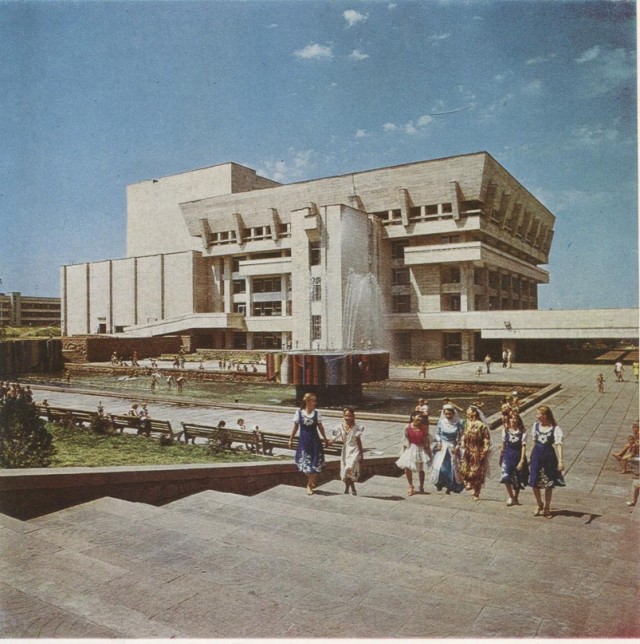 «Приходят с халатиками, полотенчиками, в купальниках»