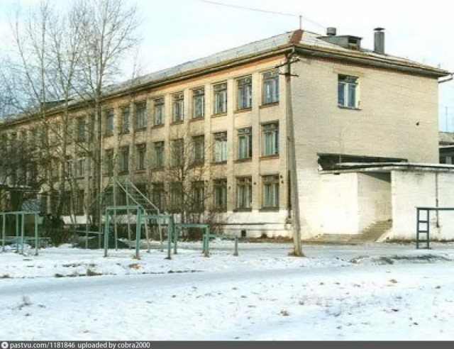 Мальчик погиб, упав с детской площадки.