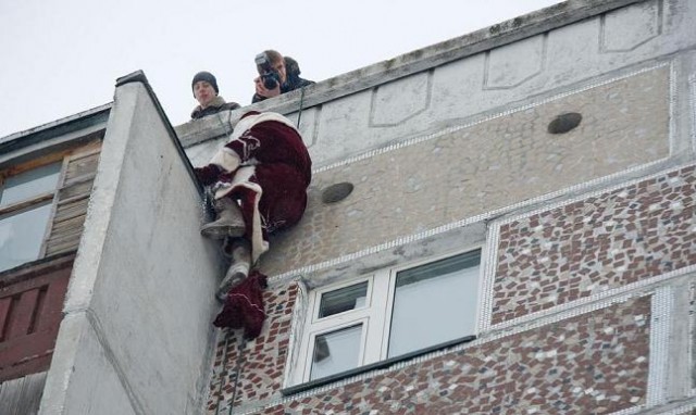 Дед Мороз приходит в окно