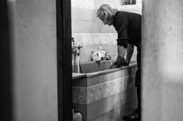 Внучка отсняла один день из жизни 83-летней бабушки и поразилась ее энергии