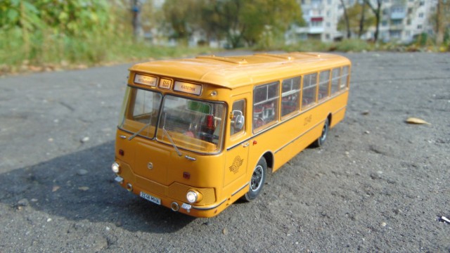 Радиоуправляемая модель автобуса ЛиАЗ-677М на магнитной подвеске из неодимовых магнитов