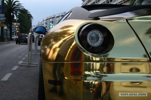 Позолоченный Ferrari