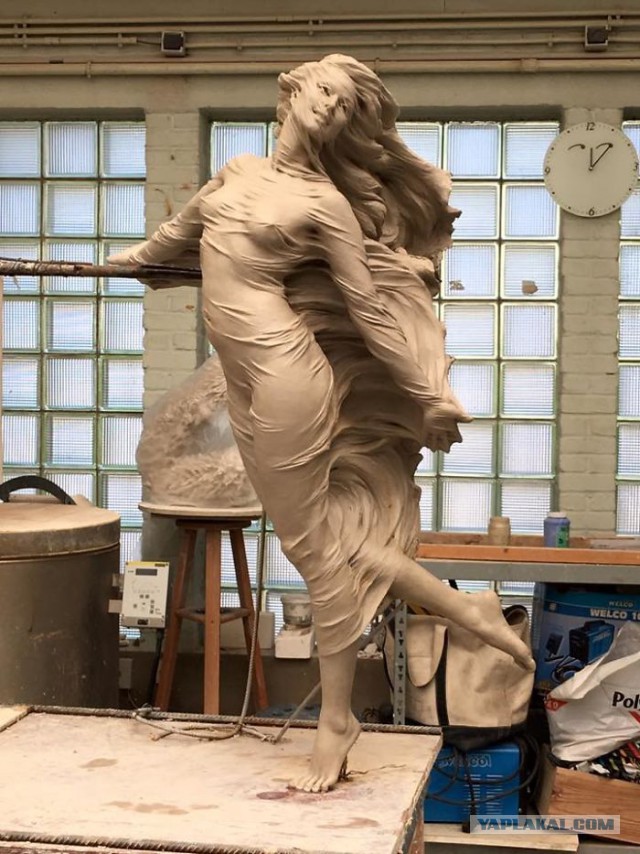 В центре Ярославля установили скульптуры танцующим девушкам, посвященные году театра в России