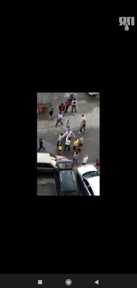 В одном из новосибирских дворов цыган ушатал три припаркованные машины