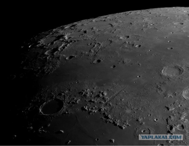 Флот инопланетян пролетел над поверхностью Луны