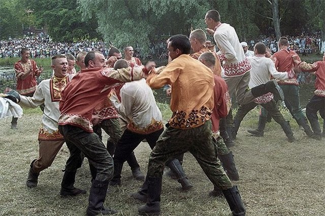 Мальчики-бродяги на защите чести своего бассейна