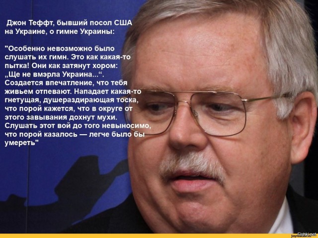 Украинские беженцы спели гимн Украины в центре Варшавы
