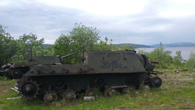 Заброшенные танки ИС-2М с башнями КВ и самоходки ИСУ-152
