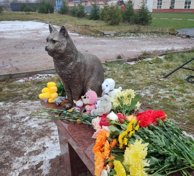 В Петербурге установили памятник коту Кузе, погибшему от рук живодёров.