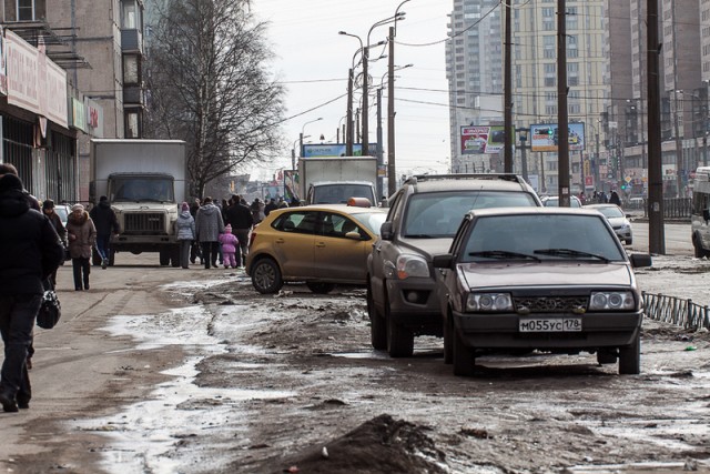 Езда по тротуарам по-питерски.