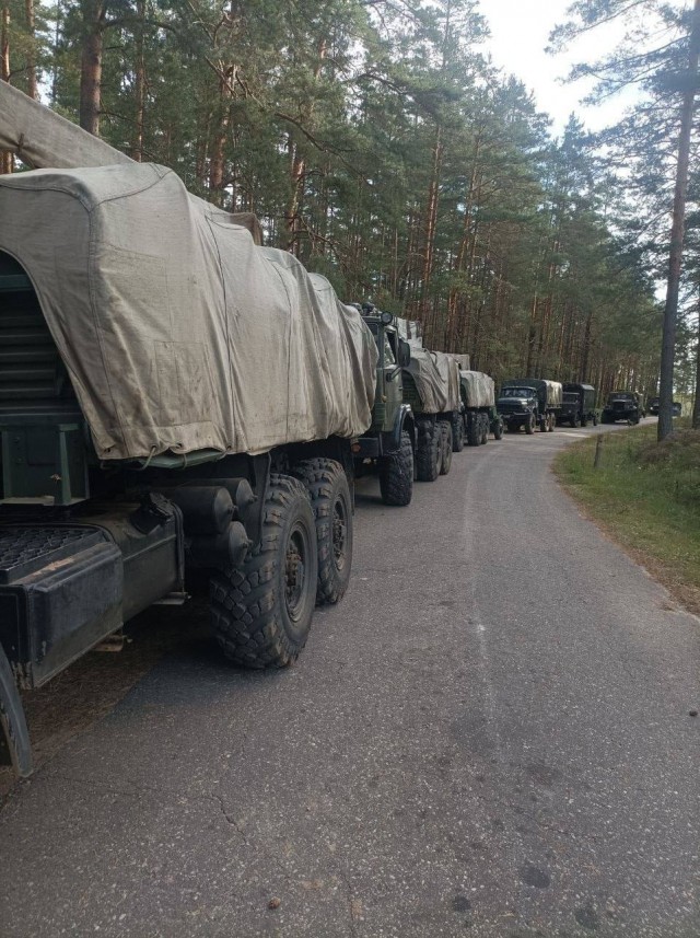 Белорусская армия стягивает к границе с Украиной военную технику с тактическим знаком «В»