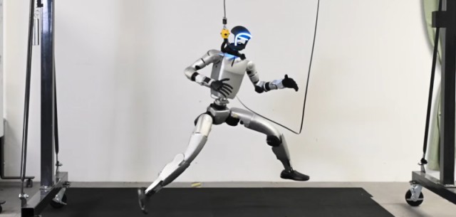 Благодаря технологии ASAP робот научился имитировать прыжок Роналду и походку Леброна Джеймса